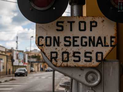 L�incrocio � regolamentato da un passaggio a livello scomodo e pericoloso: l�ultimo rimasto a Bari citt�. Anch�esso dovrebbe per� sparire con i nuovi lavori
